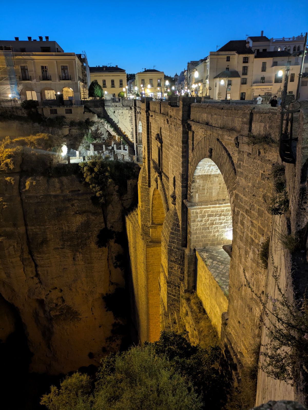 32-Abendstimmung an der berühmten Brücke